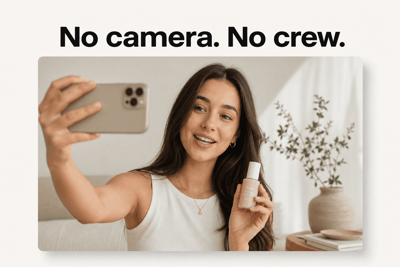 Un creador UGC real grabando un testimonial de producto con un celular